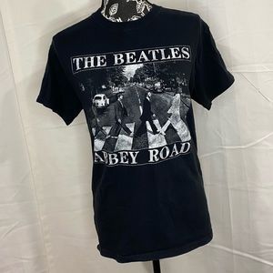 Hot Topic Black Beatles “Abbey Road” t-shirt​​